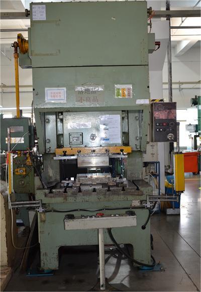 6、80T順?biāo)蜎_壓機(jī).JPG